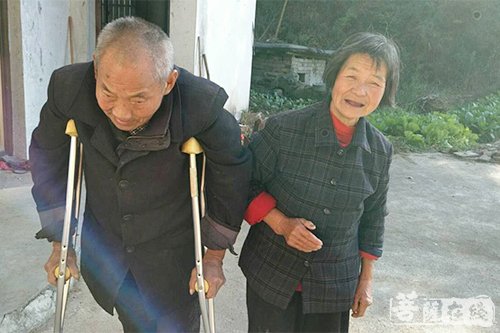 岳西-安徽岳西莲台寺万征法师一行慰问残疾老人