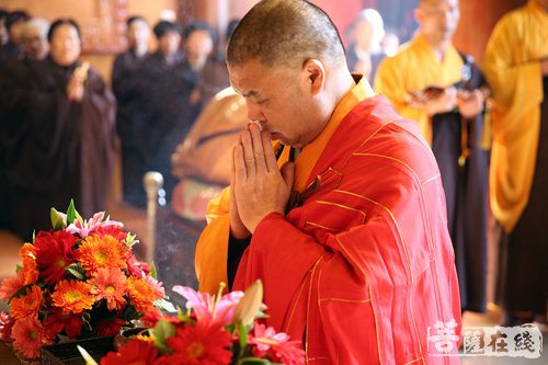 中国佛教协会副会长,陕西省佛教协会会长,大慈恩寺方丈增勤大和尚拈香