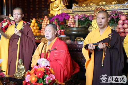 增勤大和尚为百余位发心学佛的信众传授了三皈依并开示皈依的内容与