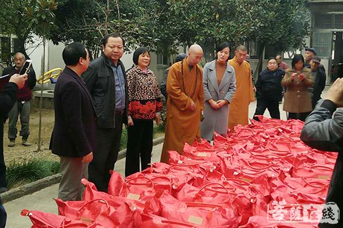 佛教-兑现重阳节承诺 开慧法师为汤池敬老院捐赠120条棉被
