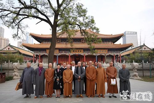 的陪同下參訪密宗祖庭西安大興善寺,大興善寺方丈寬旭阿闍梨熱情接待