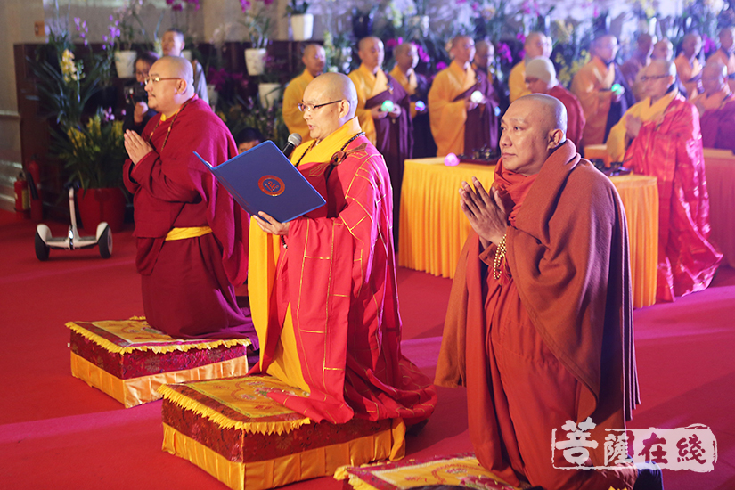 賢空法師宣讀《祈願文》(圖片來源:菩薩在線 攝影:妙月)