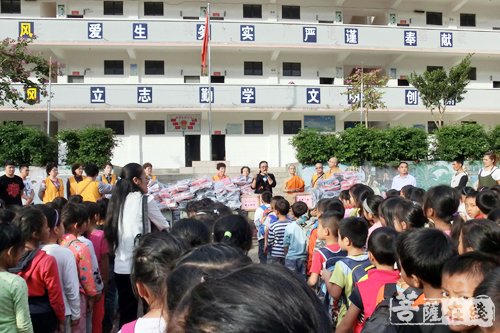 慈善-上海金皇讲寺净德法师赴云南西盟开展助学活动