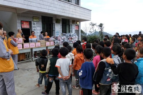 慈善-上海金皇讲寺净德法师赴云南西盟开展助学活动
