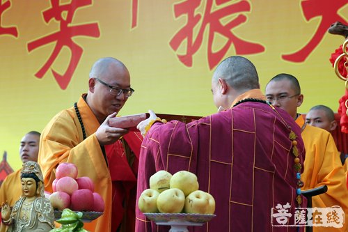 扬州高旻寺方丈文龙大和尚授香板(图片来源:菩萨在线 摄影:妙月)赣州