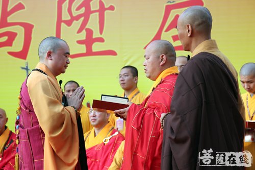 菩萨在线 摄影:妙雨)扬州高旻寺方丈文龙大和尚授香板(图片来源:菩萨