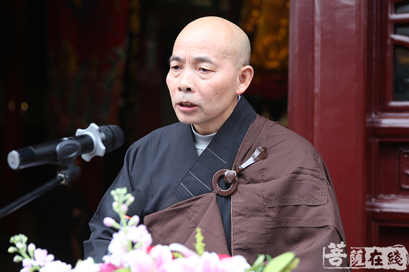 普仁法师回顾了读书期间在灵岩山寺以及随后在市佛协工作中与明老相处