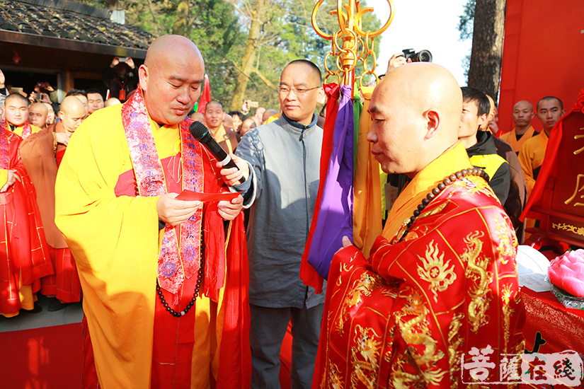 安徽省佛教协会副会长,九华山佛教协会副会长,庐江甘露寺方丈慧光大