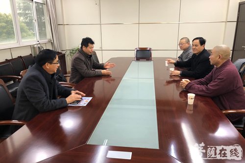 镇江市佛教协会向镇江市社会福利服务中心捐赠多功能养老床