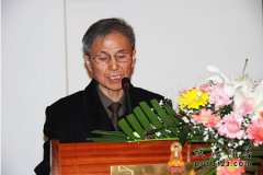 明学长老在灵岩山三十周年校庆上向黄华教授颁发荣誉证书