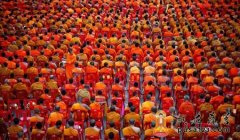 万名僧侣齐聚泰国曼谷庆祝卫塞节