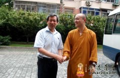 上海玉佛禅寺携“中秋月饼”看望福利院百岁老人