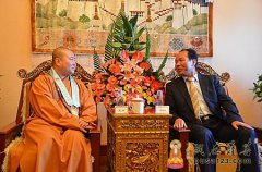 西藏自治区统战部长齐扎拉会见并宴请觉醒大和尚及“雪域·慈爱之