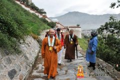 “雪域·慈爱之旅”一行参拜佛教圣地——布达拉宫