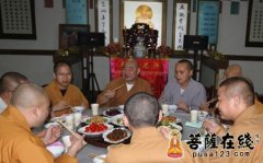 能修大和尚与鉴真学院师生共进晚餐共奉月光菩萨