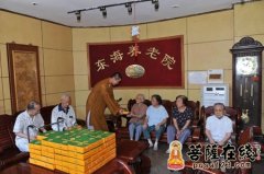 中秋将至 上海静安寺携月饼看望太平报恩寺社区老人