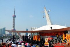 上海玉佛禅寺在黄浦江畔隆重举行放生法会
