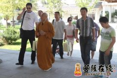 江苏南钢篮球队教练胡卫东参观扬州大明寺