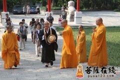 日本友人参访扬州大明寺并赠送鉴真坐像