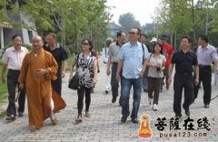 台湾作家江苏采风之旅团一行参观扬州大明寺