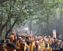 光泉法师荣膺杭州灵隐寺方丈 传印长老送座